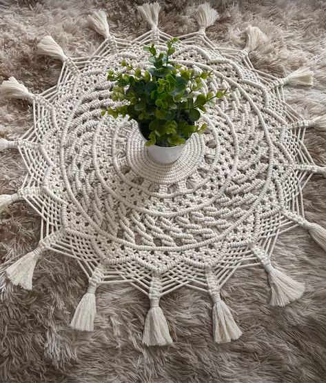 Yuvarlak Makrome Yapımı - Mimuu.com Macrame Centerpiece, Macrame Round, Macrame Wedding Decor, Macrame Table, Macrame Mandala, Macrame Table Runner, Macrame Supplies, Macrame Knots Pattern, Macrame Wedding