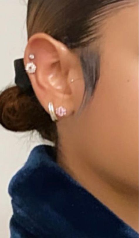 Ear Piercing Ideas Baddie, Ear Piercings Baddie, Baddie Ear Piercings, Ear Piercings Black Women, Lirika Matoshi, Xoxo Jewelry, Types Of Ear Piercings, Piercing Inspo, Cool Ear Piercings