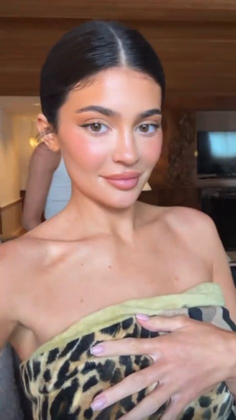 Kylie Jenner Face, Face Contouring Makeup, Kylie Jenner Selfies, Kylie Jenner Hair, Estilo Kylie Jenner, Kyle Jenner, Kylie Jenner Makeup, Kylie Jenner Outfits, Beautiful Curly Hair