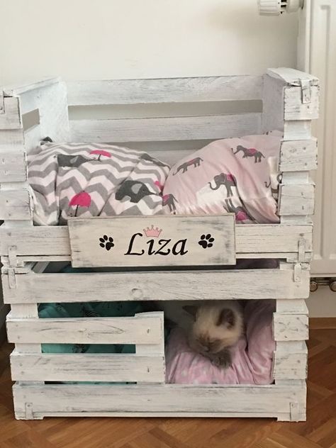 Pallet Cat Bed, Wooden Crate Cat Bed, Crate Cat Bed, Wooden Crate Ideas, Cat Crate Bed, Corner Dog Bed, Ideas For Cats, Diy Mattress, Diy Cat Bed