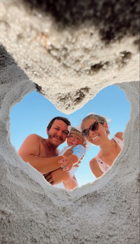 cute heart family beach photo Beach Valentines, Heart In Sand, Family Beach Pictures Poses, Sand Pictures, Beach Trends, Beach Heart, Beach Selfie, Family Beach Pictures, Beach Stuff