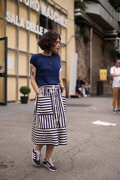 Summer ease, nice harmony between the striped @adidasoriginals and the striped skirt!   So simple but so effective. Rok Midi, Sneakers Outfit Summer, The Sartorialist, Skirt And Sneakers, Striped Skirt, Cooler Look, Summer Dress Outfits, Fashion Weeks, Midi Skirts