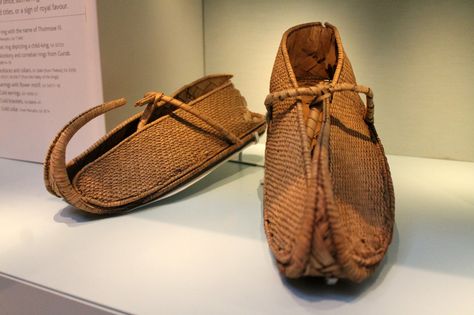 Egyptian Shoes, Ancient Egypt Clothing, Ancient Egyptian Dress, Egyptian Sandals, Ancient Roman Clothing, Ancient Egyptian Clothing, Ancient Egypt Fashion, Desert Shoes, Gold Shoes Heels