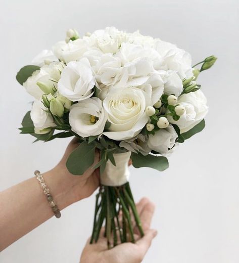 Maid Of Honor Bouquet White, Wedding Bouquets Bridesmaids Simple, Neutral Wedding Bouquet, White Peony Bouquet, Bride Bouquets White, Small Bridal Bouquets, White Rose Wedding Bouquet, Small Wedding Bouquets, Simple Wedding Bouquets