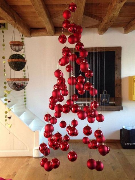 90 Awesome decor ideas with Christmas Balls and Ornaments - family holiday.net/guide to family holidays on the internet Ideas Para Decorar En Navidad, Grinch Christmas Party, Hanging Christmas Tree, Navidad Christmas, Grinch Christmas, Christmas Deco, Christmas Balls, Xmas Decorations, Xmas Tree