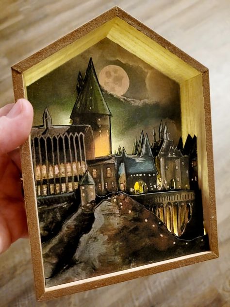 Harry Potter Paper Art, Harry Potter Shadow Box Ideas, Hogwarts Diorama, Harry Potter Diorama, Harry Potter Bookshelf, Castle Diorama, Harry Potter 3d, Imprimibles Harry Potter, Harry Potter Miniatures