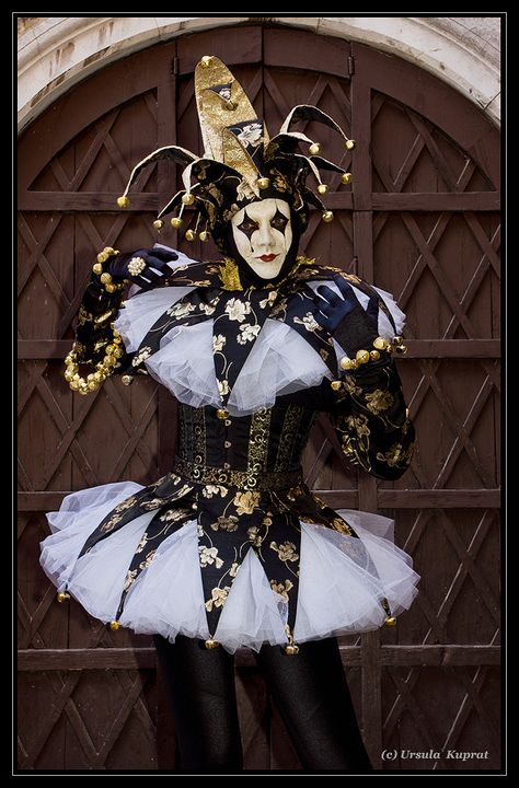 A court jester at Carnival of Venice (2012) wearing black gold and white ~ kuprat | Flickr - Photo Sharing! Costume Halloween Homme, Jester Outfit, Venice Carnival Costumes, Jester Costume, Pierrot Clown, Costume Carnaval, Costume Venitien, Dark Circus, Venice Mask