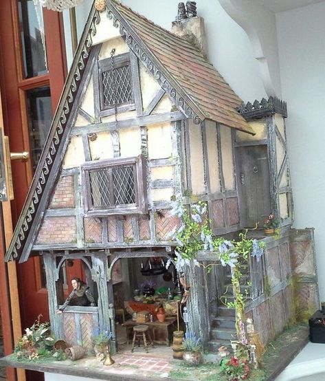 Miniature House Exterior, Medieval Miniatures Diy, Model Houses Miniatures, Cottage House Layout, Small Tudor Style Homes, Small House Model, Barbie Houses, Doll House Crafts, Sims Building