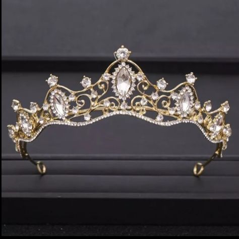 Beautiful Crystal-Encrusted Gold Colored Crown Perfect For Bridal Parties, Weddings, Or Children Play Pretend. Can Wear Every Day To Celebrate The Princess You Are! Wedding Crown Hair, Baroque Crown, Wedding Hairstyles With Crown, Gold Headpiece, Bride Tiara, Crown Hair, Bridal Hair Jewelry, Jewelry Appraisal, Platinum Wedding