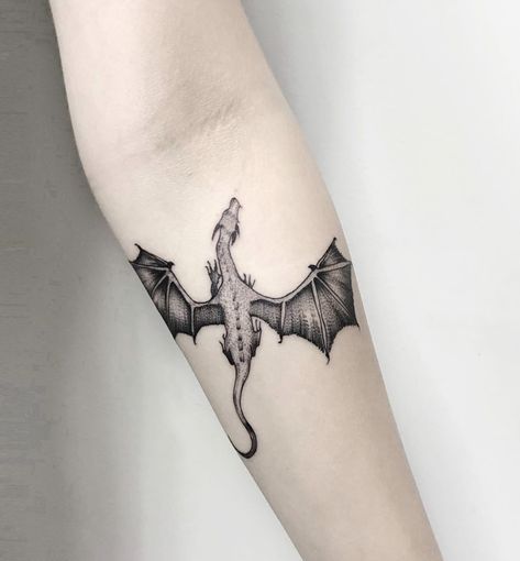 Lea Tattoo, Minimal Tattoo Designs, Minimal Tattoo Ideas, Tattoo Dragon, Dragon Tattoo For Women, Fairy Tattoo Designs, Deer Tattoo, Muster Tattoos, Fantasy Tattoos