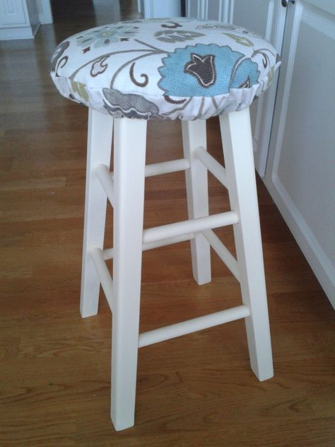 DIY Stool Cushion - Use for Breakfast Bar Stools Bar Stools Diy, Diy Bar Stool, Cushion Stool, Bar Stool Makeover, Stool Ideas, Diy Bar Stools, Bar Stool Cushions, Bar Stool Covers, Round Bar Stools