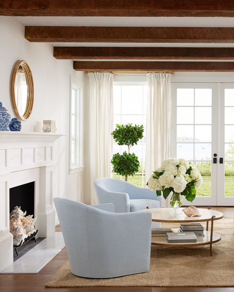 If you are looking to create a relaxed, beachy atmosphere in your home, then a coastal interior design style may be perfect for you. With its combination of natural elements and soft, muted colors, this style can make your home feel like a peaceful retreat by the sea. #coastalliving #coastaldesign Charleston Sc Interior Design, Classic Southern Home Decor, Serena And Lily Living Room, Traditional Southern Home Decor, Bold Fabric, Mantle Styling, Dutch Colonial Homes, Fireplace Seating, Coastal Interiors Design