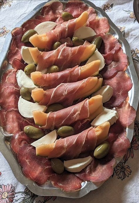 La Cucina Pugliese...e non solo! | Antipasto in vassoio con prosciutto e melone, bresaola, olive verdi cerignola e fior di latte | Facebook Pizza, Pizzas