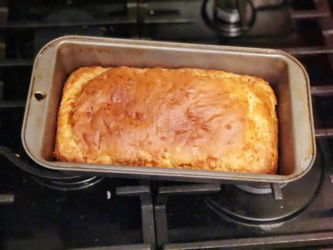 cheddar and green onion bread in a pan on a stove Green Onion Bread, Traditional Bread Recipe, Air Fried Chicken Tenders, Bread Quick, Salted Chocolate Chip Cookies, Bread Dough Recipe, Onion Bread, Fried Chicken Tenders, Tasty Bread Recipe