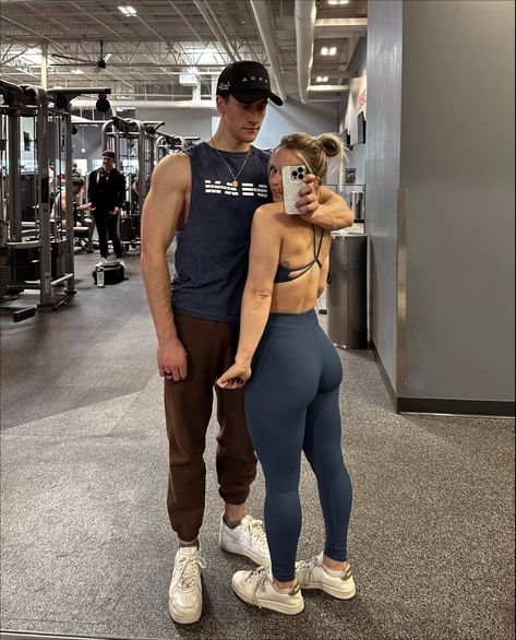 Couple pics, fit couples, gym couple, gym pic, fitness aesthetic Gym Couple Poses, Gym Poses, Gym Pic, Hotel Workout, Gym Couple, Fitness Aesthetic, Gym Photos, Fit Couple, Buddy Workouts