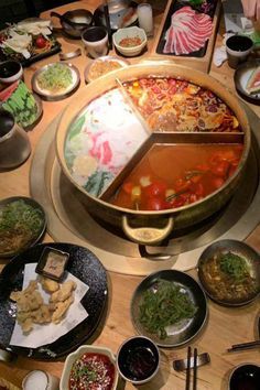 Hot Pot Aesthetic, Spicy Hotpot, Tomato Pot, Korean Hot Pot, Hot Pot At Home, Spicy Hot Pot, Hot Pot Restaurant, People Food, Egg Yolks