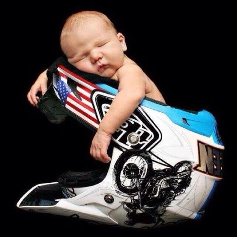 Moto baby Motocross Baby, Biker Baby, Foto Newborn, Newborn Photography Boy, Foto Baby, Expecting Baby, Newborn Photoshoot, Newborn Pictures