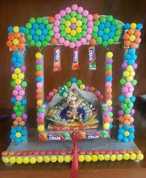 God images: Gems na hindola photo Chocolate Diy Gifts, Diy Gifts Friends, Jhula Decoration, Krishna Jhula, Gift Basket Diy, Birthday Deco, Janmashtami Decoration, Chocolate Diy, Basket Diy