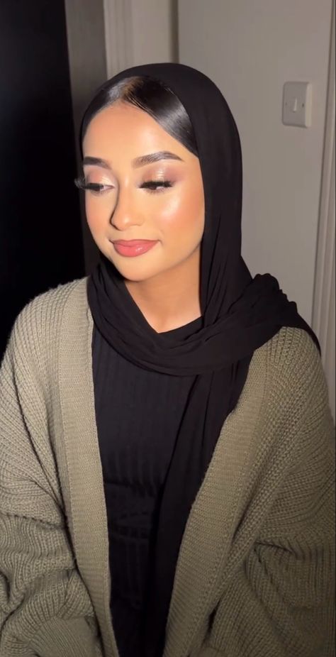 Beautiful makeup look on hijabi Nikkah Makeup Looks, Hijabi Makeup Looks, Nikkah Makeup, Hijabi Makeup, Wedding Makeup Looks, Gorgeous Makeup, Beautiful Makeup, Simple Makeup, Look On