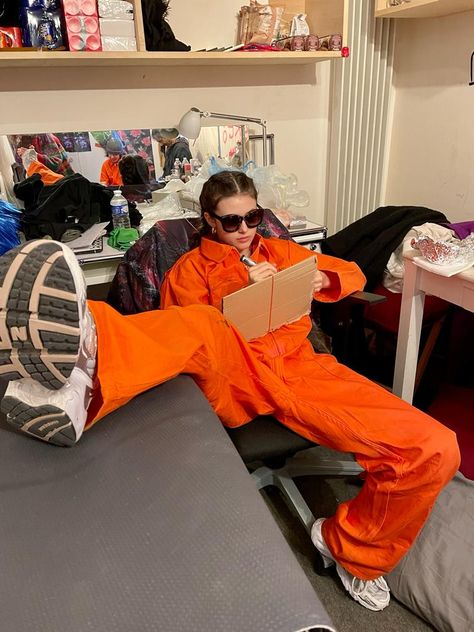 Prison Jumpsuit Aesthetic, Prison Uniform Aesthetic, Orange Jumpsuit Prison, Prisinor Halloween Costume, Jail Costume Women, Inmate Costume Women, Prison Pictures, Prisoner Halloween Costume, Orange Prisoner