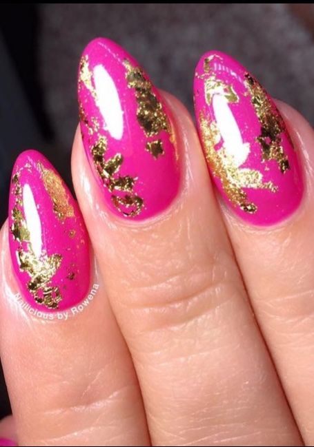 Hot pink and gold leaf nails Pedicure Ideas Gold, Gold Leaf Nail Art, Gold Leaf Nails, Pink Foil Nails, Pink And Gold Nails, Trendy Pedicure, Pink Gold Nails, Leaf Nails, Leaf Nail Art