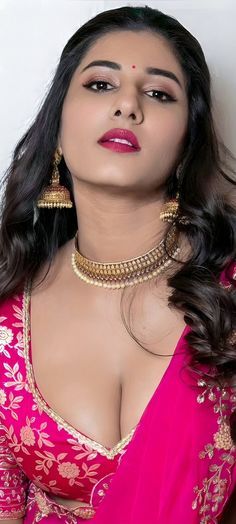 Vishnu Priya Bhimeneni Hot, Vishnupriya Bhimeneni, Vishnu Priya, Food Art Photography, Women Saree, Minecraft Crafts, Madhuri Dixit, Face Photography, Arab Women