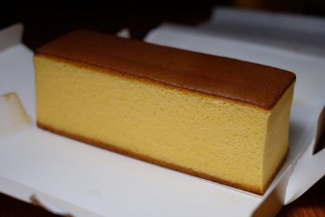 Castella Cake Recipe: DIY Japanese Confectionery You Need To Try Castella Cake Recipe, Vintage Dessert Tables, Castella Cake, Japanese Confectionery, Vegan Egg Replacement, White Chocolate Recipes, Cake Pops How To Make, Taiwanese Food, Big Cakes