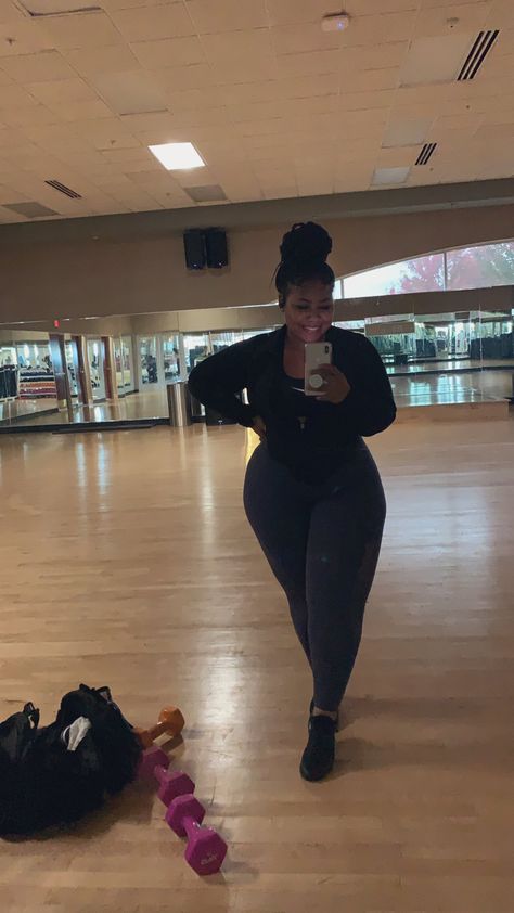 Black Fitness Aesthetic, Gym Aesthetic Black Women, Volley Girl, Woman Sport, Sport Aesthetic, Plus Size Fitness, Wealthy Women, Black Fitness, Plus Size Workout