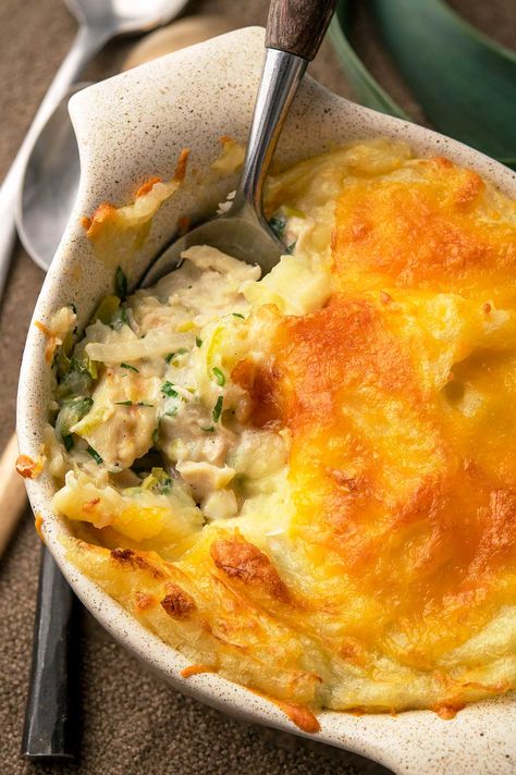 Fish Pie with Leeks Fish Casserole Recipes, Salmon And Veggies, Fish Casserole, Creamy Salmon, Leek Recipes, How To Make Fish, Lent Recipes, Cheesy Mashed Potatoes, Potato Toppings