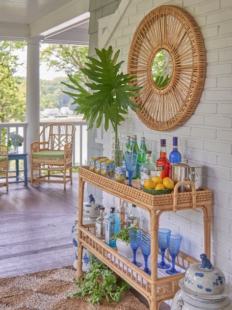 Centerport Estilo Charleston, Porch Bar, Bar Cart Styling, Cottages And Bungalows, Cocktails Bar, Traditional Interior Design, Bar Cart Decor, Patio Interior, Traditional Interior