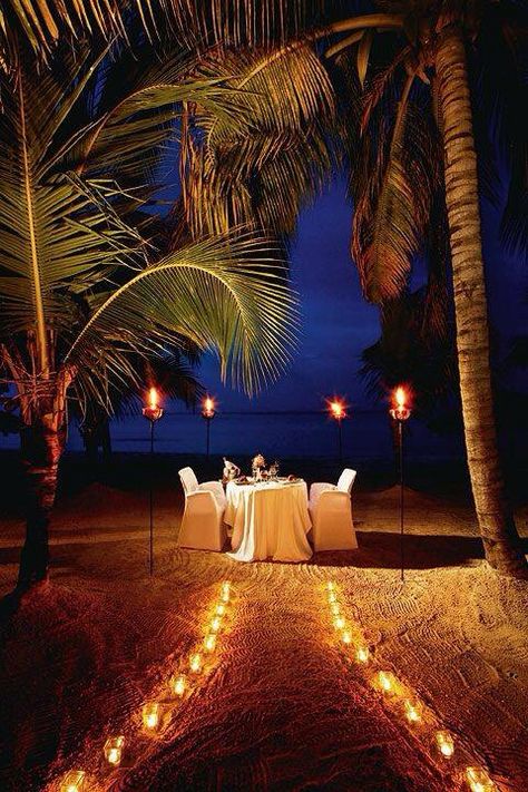 Beautiful dinner Couples Resorts, Beach Dinner, Romantic Honeymoon Destinations, Reverse Osmosis Water, Romantic Ideas, Romantic Beach, Residual Income, Romantic Honeymoon, Negril