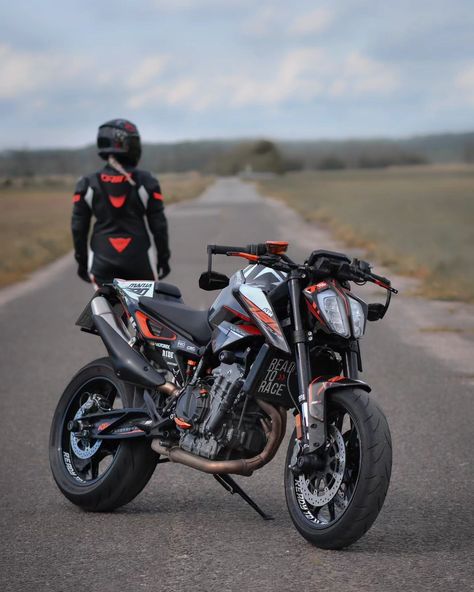 KTM 790 Duke 👑 ⁠ 📸 @ktmduke_um with our Officially Licensed "Rasorblade" (Black/Orange) livery in Glossy finish 🏆 Duke 790, Ktm Duke, Oregon Travel, Black Orange, Orange Black, Oregon, Bike, Orange, Travel