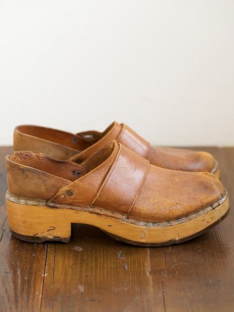 \\                                                                                                                                                      Más Swedish Clogs, Swedish Hasbeens, Wooden Clogs, Free People Clothing Boutique, Walk This Way, Pine Trees, Clogs Shoes, Vintage Leather, Me Too Shoes