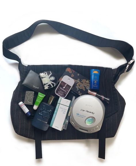 Weleda Skin Food, Green Y2k, Inside My Bag, Teaching Outfits, Purse Essentials, What In My Bag, Inside Bag, Skin Food, July 31