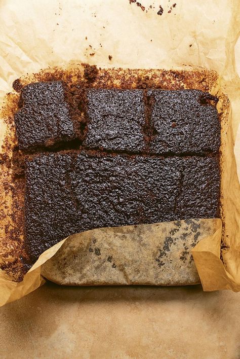 Nigella Lawson's Luscious Vegan Gingerbread - The Happy Foodie Treacle Toffee, Vegan Gingerbread, Chocolate Peanut Butter Cake, Desserts Vegan, Nigella Lawson, Golden Syrup, Smart Kitchen, Piece Of Cake, Vegan Baking