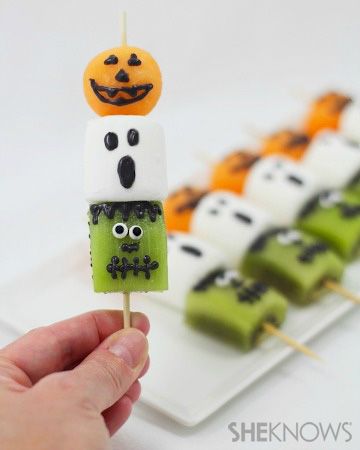 Homemade Halloween Treats, Veselý Halloween, Halloween Snacks For Kids, Dessert Halloween, Fruit Kebabs, Fruity Recipes, Halloween Breakfast, Halloween Food Desserts, Healthy Halloween Treats