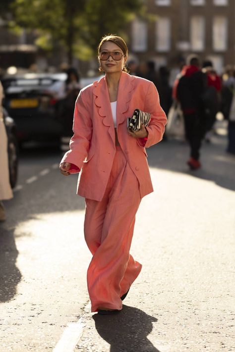 The Best Street Style From London Fashion Week Spring 2023 | Who What Wear Fashion Week Spring 2023, Peach Clothes, Look Rose, London Fashion Week Street Style, Kids Fashion Trends, Outfit Vintage, London Street Style, Looks Street Style, The Best Street Style