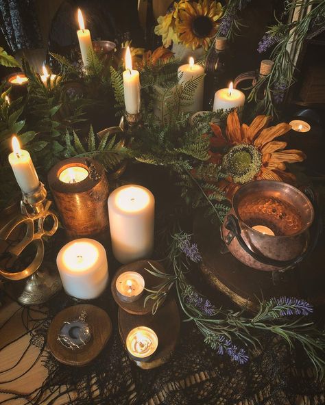 Mabon Dinner, Spells Aesthetic, Mabon Aesthetic, Magick Candles, Candles Spells, Candles Ritual, Hippie Things, Altar Candles, Victorian Apartment