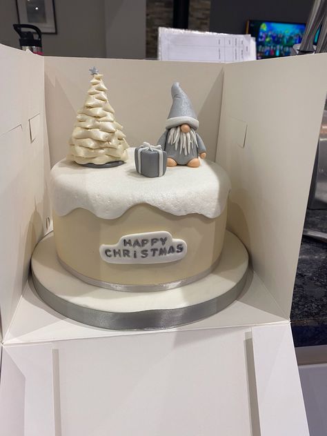 Gonk Cake Ideas, Gonk Christmas Cake, Gonk Cake, Elegant Christmas Cake Designs, Fondant Christmas Cake, Pastry Decoration, Fab Cakes, Buttercream Cake Designs, Christmas Cake Designs