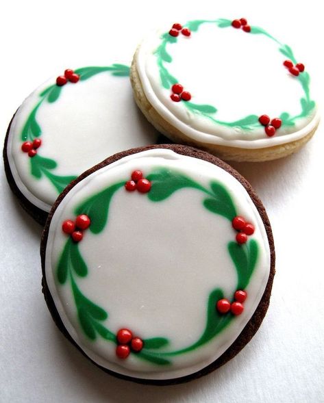 round-cookies-christmas-wreath-drawn-on-them-how-to-make-royal-icing-for-cookies-white-green-red-icing Christmas Sugar Cookies Easy, Jul Mad, Super Cookies, Christmas Cookies Gift, Cookie Tutorials, Easy Sugar Cookies, Xmas Cookies, Christmas Cookies Decorated, Christmas Sugar Cookies