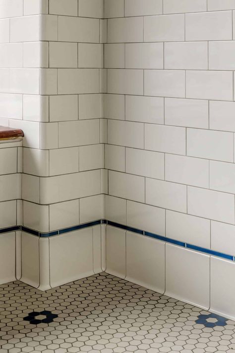 Historic Bathroom, Subway Tiles Bathroom, Classic Tile, Water Closet, Traditional Tile, Tile Trends, Bath Tiles, Classic Bathroom, Interior Design Photos