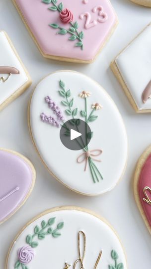 Cookies With Flowers Royal Icing, Painted Sugar Cookies, Girl From Ipanema, Floral Cookies, Vintage Oven, Flower Sugar Cookies, Flower Cookie, Sugar Cookie Royal Icing, Sugar Cookie Designs