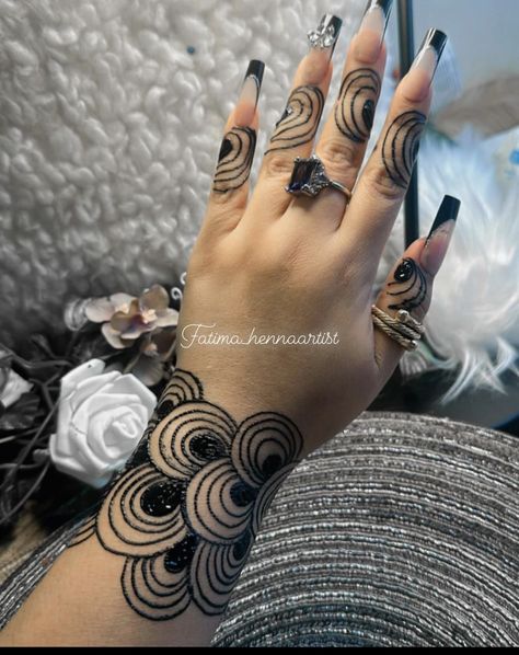 Sudani Henna, Henna Sudanese, Sudanese Henna, Henna Flower Designs, Wrist Henna, Henna Style Tattoos, Khafif Mehndi Design, Henna Inspired Tattoos, Henna Tattoo Designs Hand