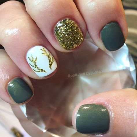 Another holiday, another excuse for nail art. From subtle to splashy, these are the only St. Patty's day designs you need Antler Nails, Christmas Nails Glitter, Manicure Shellac, Nail Art Cute, Nail Art Noel, Nails Shellac, Nails Holiday, Holiday Nails Christmas, Christmas Sparkle