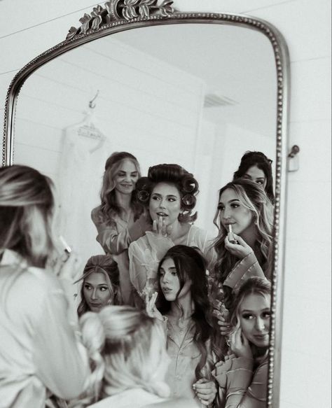 Bride And Bridesmaid Pictures Robes, Bride Group Photos, Bridesmaid Photo Inspiration, Brides Maids Photo Ideas, Bridesmaid Morning Photos, Bridesmaid Poses Getting Ready, Bridesmaids Aesthetic Vintage, Bridesmaid First Look Photos, Bridesmaid Hotel Pictures