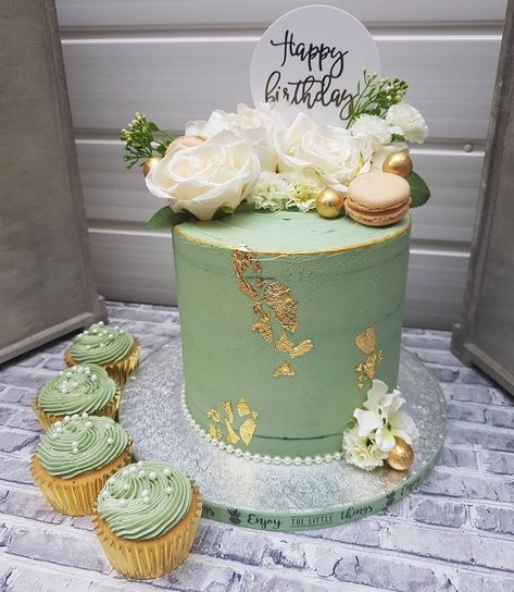 This colour ❤ slightly darker than first planned but looks amazing with a simple mix of creamy white flowers and the bright edible gold❤… Green Cake With Flowers, Green Colour Cake, Green Color Cake, Mint Green Birthday Cake, Green Flower Cake, Green Cake Design, Green And Gold Cake, Green And White Cake, Green Birthday Cakes