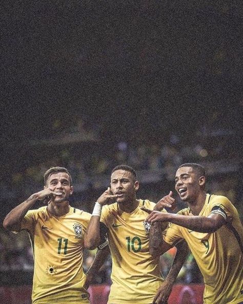 Brazil Football Aesthetic, World Cup Wallpaper, Cup Wallpaper, Cristiano Ronaldo Young, Lock Screen And Home Screen, Brazil Team, Brazil Football Team, Brazil World Cup, Soccer Photography