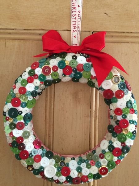 DIY Christmas Button Wreath – Sew Sensational Button Craft Ideas, Christmas Button Crafts, Diy Button Crafts, Button Wreath, Buttons Crafts Diy, Button Craft, Outdoor Christmas Tree, Christmas Buttons, Diy Buttons