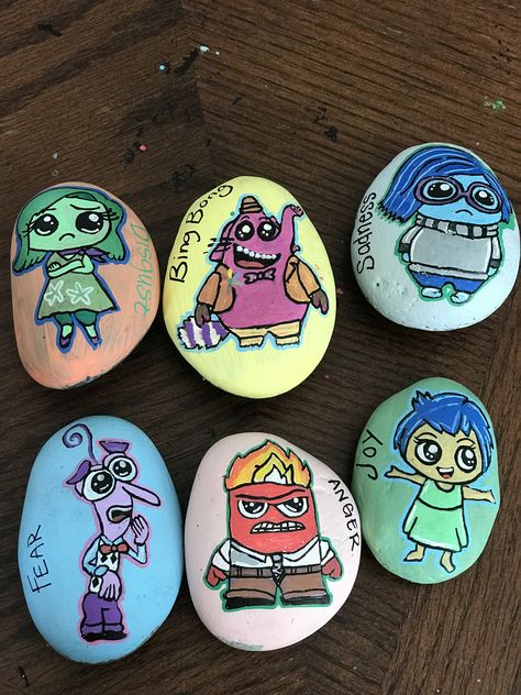 Inside Out Painted Rocks, Inside Out Rock Painting, Disney Painted Rocks, Disney Rock Painting, Drawing Rocks, Diy Rock Art, Mandala Rock Art, Shell Crafts Diy, Kitty Drawing