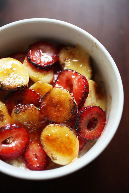 Caramelized strawberries and bananas. This would be an excellent substitute for dessert in the evenings. Strawberries And Bananas, Eating Vegan, Veg Food, Banana Oatmeal, Think Food, Breakfast Time, Vegan Foods, Tasty Food, Creme Brulee